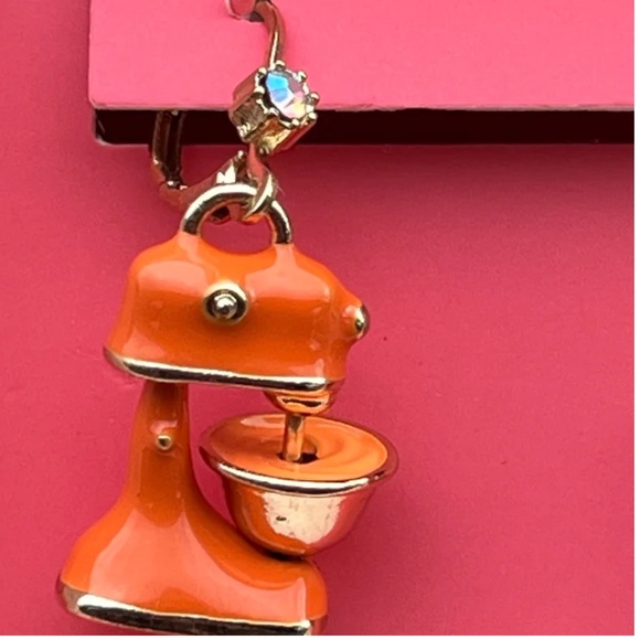 New Betsey Johnson pumpkin Pie mixer mismatched earrings - Picture 9 of 10